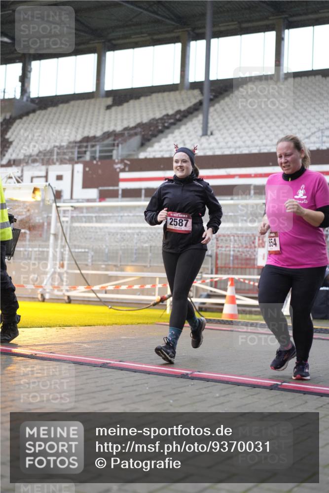 07.12.2025 - St. Pauli X-Mass-Run No. 15 Patografie http://msf.ph/oto/9370031 07.12.2025 11:31:37 Ziel 331, 2497, 2523, 2527, 2587, 2654, 2656, 3087, 3600 meine-sportfotos.de