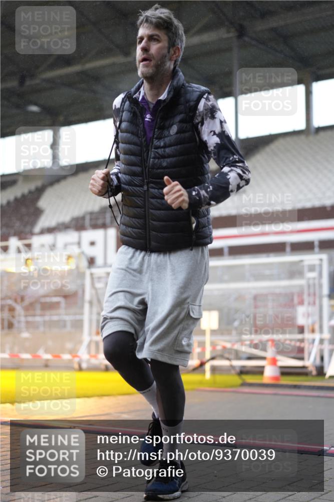 07.12.2025 - St. Pauli X-Mass-Run No. 15 Patografie http://msf.ph/oto/9370039 07.12.2025 11:31:39 Ziel 2497, 2523, 2527, 2587, 2654, 2656, 3087, 3600, 3678 meine-sportfotos.de