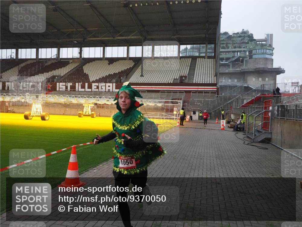 07.12.2025 - St. Pauli X-Mass-Run No. 15 Fabian Wolf http://msf.ph/oto/9370050 07.12.2025 10:00:54 Ziel 1050, 2378, 3084 meine-sportfotos.de