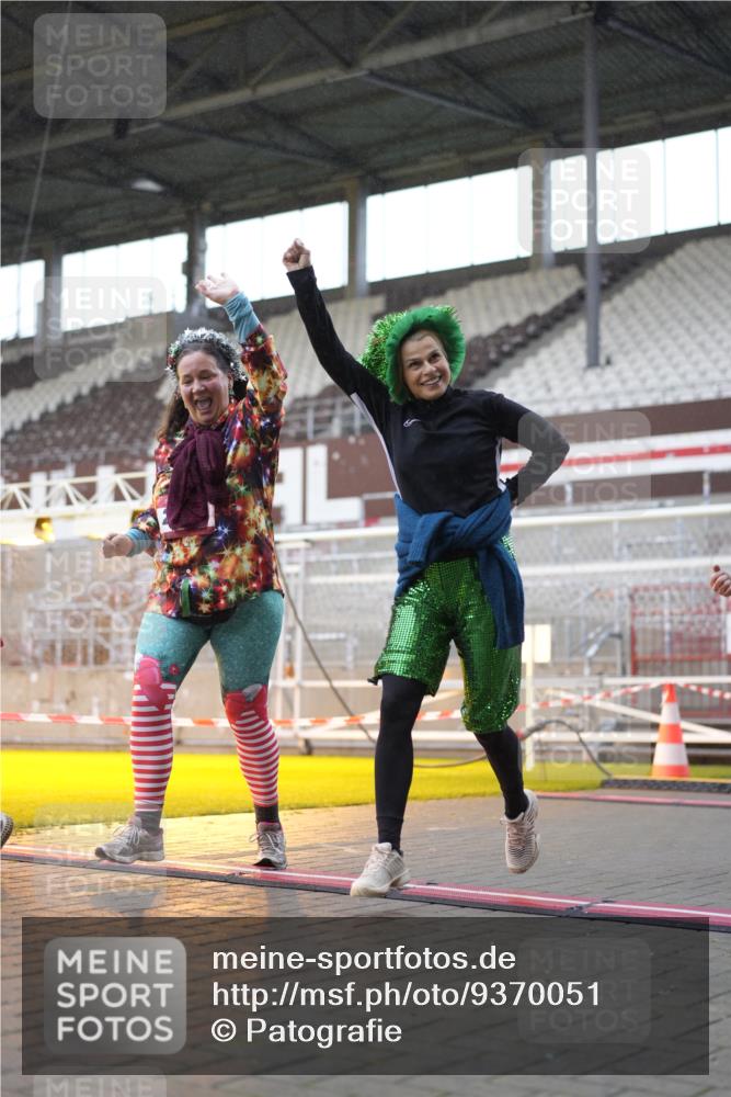 07.12.2025 - St. Pauli X-Mass-Run No. 15 Patografie http://msf.ph/oto/9370051 07.12.2025 11:31:43 Ziel 2048, 2497, 2523, 2527, 2587, 2654, 2656, 3087, 3678 meine-sportfotos.de