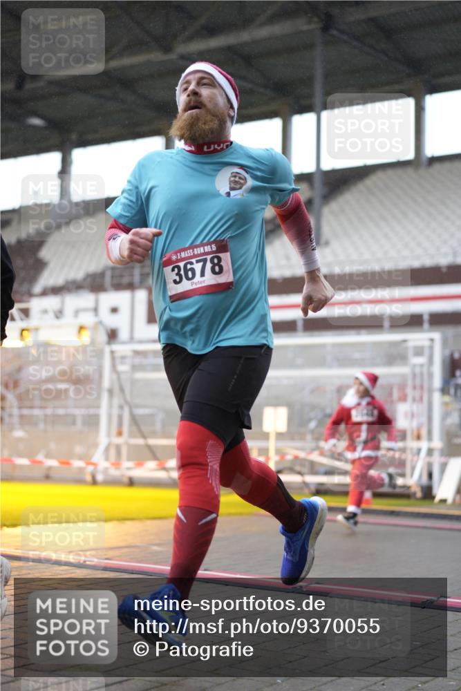07.12.2025 - St. Pauli X-Mass-Run No. 15 Patografie http://msf.ph/oto/9370055 07.12.2025 11:31:44 Ziel 2048, 2050, 2497, 2523, 2527, 2587, 2654, 2656, 3678, 4642 meine-sportfotos.de