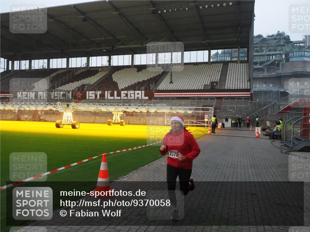07.12.2025 - St. Pauli X-Mass-Run No. 15 Fabian Wolf http://msf.ph/oto/9370058 07.12.2025 10:01:00 Ziel 1050, 2378 meine-sportfotos.de
