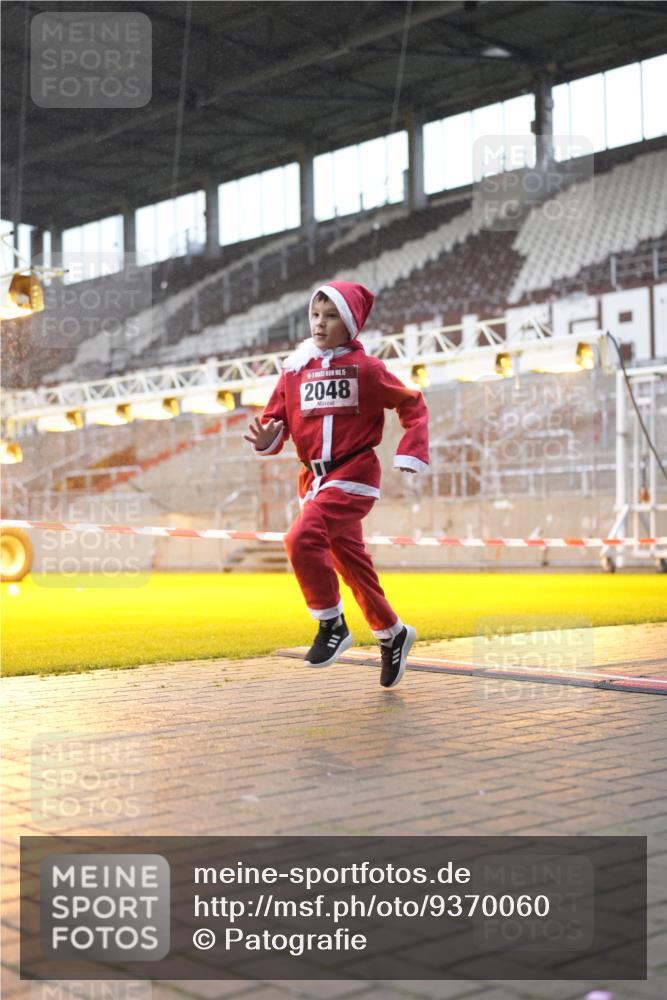 07.12.2025 - St. Pauli X-Mass-Run No. 15 Patografie http://msf.ph/oto/9370060 07.12.2025 11:31:45 Ziel 2048, 2050, 2497, 2523, 2527, 2587, 2654, 2656, 3678, 4633, 4642 meine-sportfotos.de