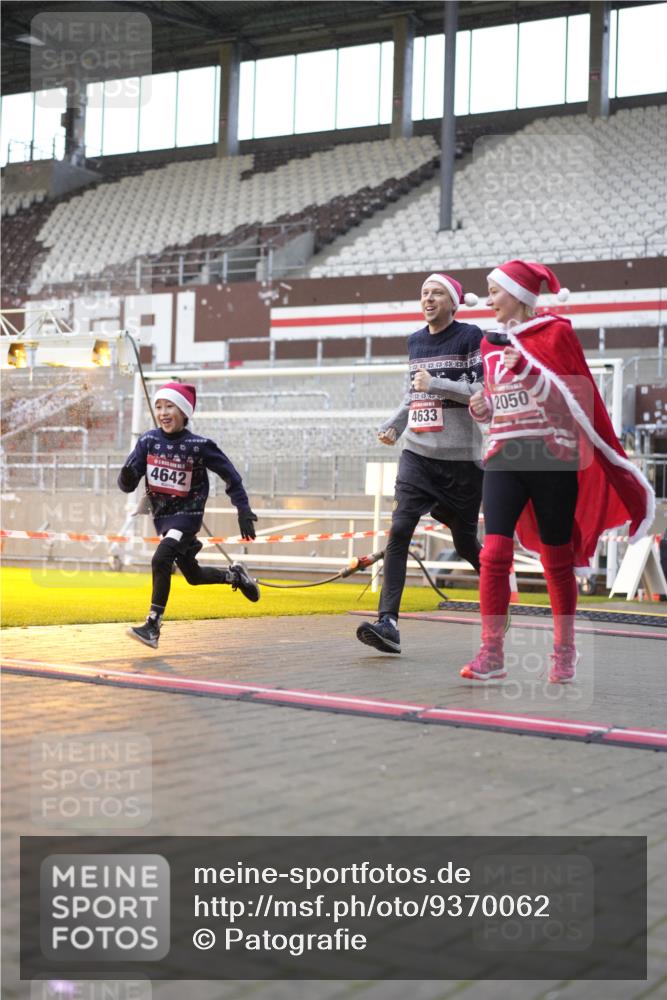 07.12.2025 - St. Pauli X-Mass-Run No. 15 Patografie http://msf.ph/oto/9370062 07.12.2025 11:31:49 Ziel 2048, 2050, 2120, 2497, 2523, 2527, 2587, 2654, 2656, 3678, 4633, 4640, 4642 meine-sportfotos.de