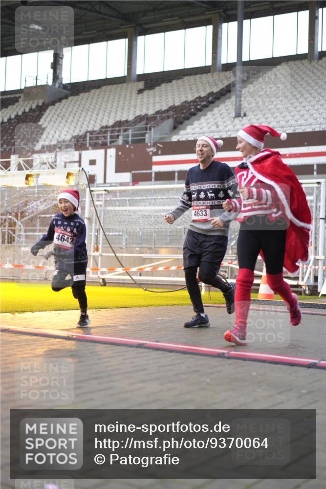 07.12.2025 - St. Pauli X-Mass-Run No. 15 Patografie http://msf.ph/oto/9370064 07.12.2025 11:31:49 Ziel 2048, 2050, 2120, 2497, 2523, 2527, 2587, 2654, 2656, 3678, 4633, 4640, 4642 meine-sportfotos.de