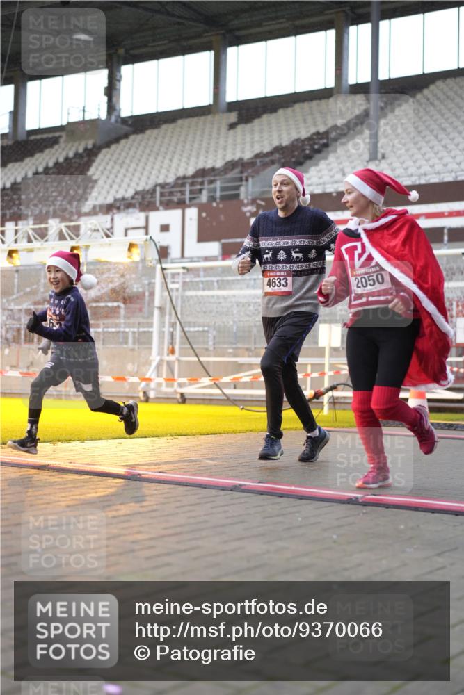 07.12.2025 - St. Pauli X-Mass-Run No. 15 Patografie http://msf.ph/oto/9370066 07.12.2025 11:31:49 Ziel 2048, 2050, 2120, 2497, 2523, 2527, 2587, 2654, 2656, 3678, 4633, 4640, 4642 meine-sportfotos.de
