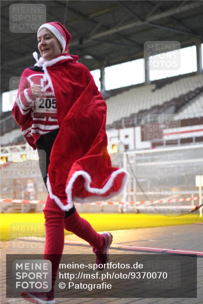 07.12.2025 - St. Pauli X-Mass-Run No. 15 Patografie http://msf.ph/oto/9370070 07.12.2025 11:31:50 Ziel 2048, 2050, 2120, 2497, 2523, 2527, 2587, 2654, 2656, 3678, 4633, 4640, 4642 meine-sportfotos.de