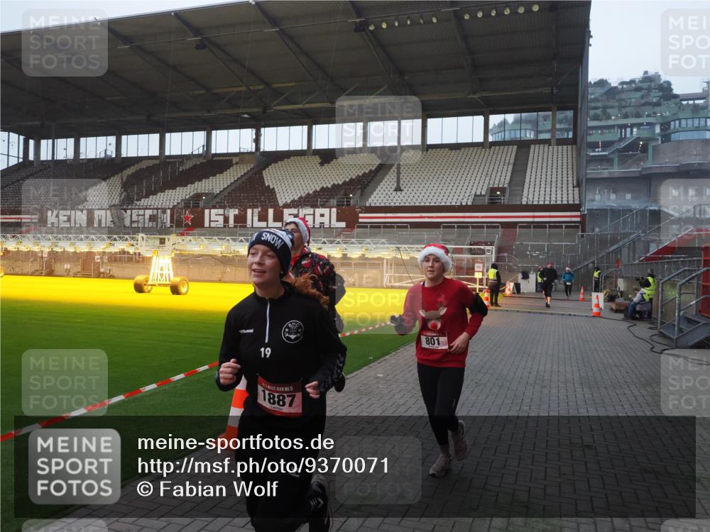 07.12.2025 - St. Pauli X-Mass-Run No. 15 Fabian Wolf http://msf.ph/oto/9370071 07.12.2025 10:01:09 Ziel 801, 1050, 1887, 1892, 2378, 2528 meine-sportfotos.de