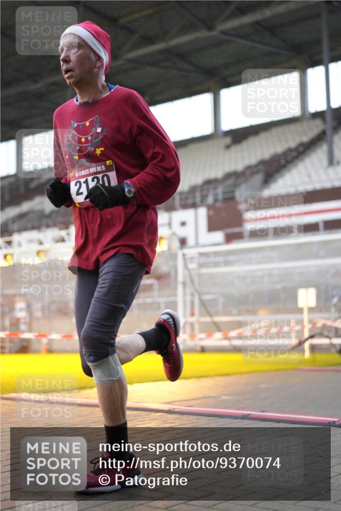 07.12.2025 - St. Pauli X-Mass-Run No. 15 Patografie http://msf.ph/oto/9370074 07.12.2025 11:31:51 Ziel 2048, 2050, 2120, 2497, 2523, 2527, 2587, 2654, 2656, 3678, 4633, 4640, 4642 meine-sportfotos.de