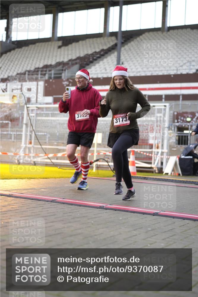 07.12.2025 - St. Pauli X-Mass-Run No. 15 Patografie http://msf.ph/oto/9370087 07.12.2025 11:32:11 Ziel 1081, 2043, 2044, 2595, 3173, 3177, 3343 meine-sportfotos.de