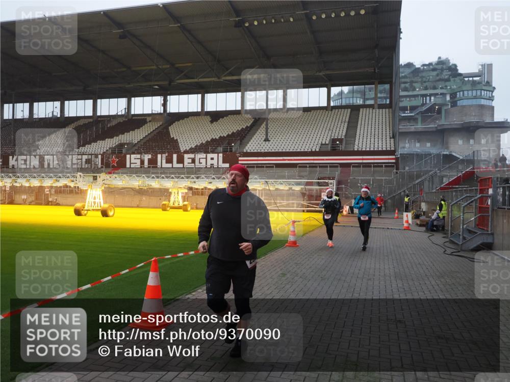 07.12.2025 - St. Pauli X-Mass-Run No. 15 Fabian Wolf http://msf.ph/oto/9370090 07.12.2025 10:01:16 Ziel 780, 783, 801, 1887, 1892, 2528 meine-sportfotos.de