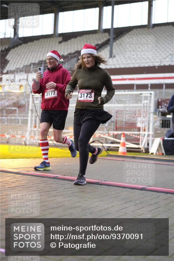 07.12.2025 - St. Pauli X-Mass-Run No. 15 Patografie http://msf.ph/oto/9370091 07.12.2025 11:32:11 Ziel 1081, 2043, 2044, 2595, 3173, 3177, 3343 meine-sportfotos.de