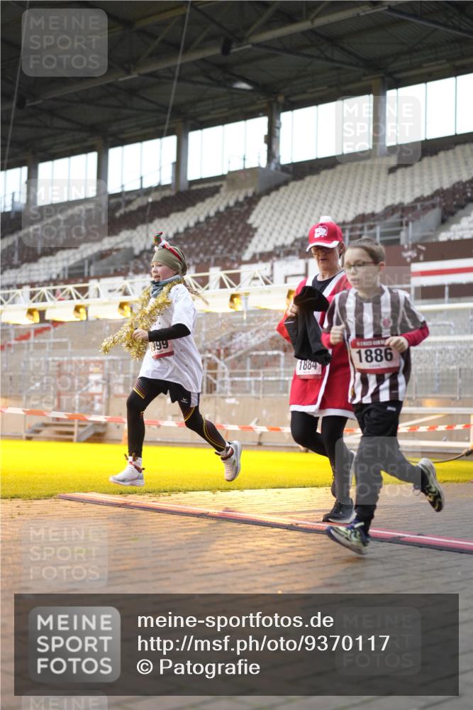 07.12.2025 - St. Pauli X-Mass-Run No. 15 Patografie http://msf.ph/oto/9370117 07.12.2025 11:32:28 Ziel 1884, 1886, 1998, 1999, 2000, 2015, 2283, 2419, 2595 meine-sportfotos.de