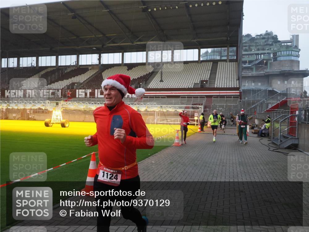 07.12.2025 - St. Pauli X-Mass-Run No. 15 Fabian Wolf http://msf.ph/oto/9370129 07.12.2025 10:01:26 Ziel 118, 393, 780, 783, 1124, 1294, 1760, 2528, 3187 meine-sportfotos.de