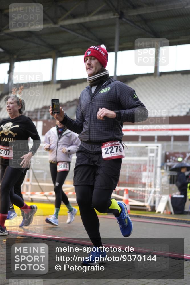 07.12.2025 - St. Pauli X-Mass-Run No. 15 Patografie http://msf.ph/oto/9370144 07.12.2025 11:32:55 Ziel 1013, 2107, 2113, 2278, 2281, 2282, 2284, 3269, 3271 meine-sportfotos.de