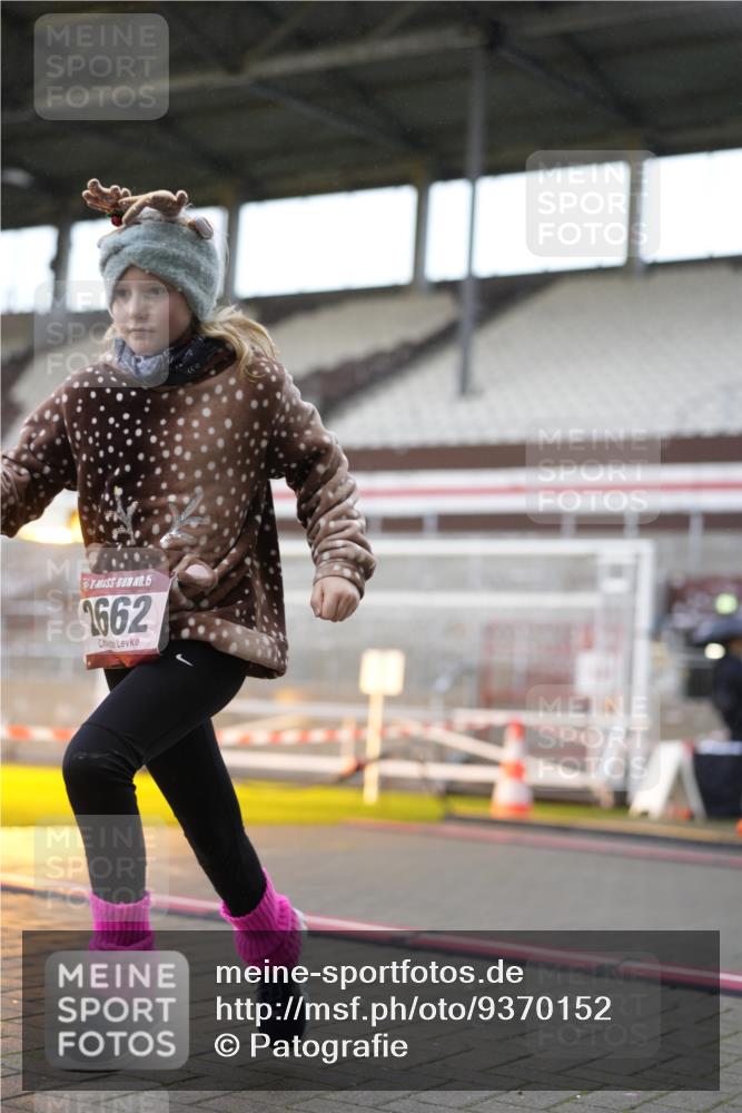 07.12.2025 - St. Pauli X-Mass-Run No. 15 Patografie http://msf.ph/oto/9370152 07.12.2025 11:33:02 Ziel 321, 977, 1013, 1591, 2005, 2016, 2107, 2113, 2278, 2281, 2282, 2284, 2662, 3269, 3271 meine-sportfotos.de