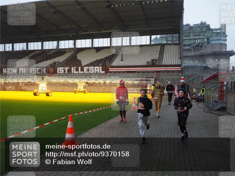 07.12.2025 - St. Pauli X-Mass-Run No. 15 Fabian Wolf http://msf.ph/oto/9370158 07.12.2025 10:01:31 Ziel 118, 393, 780, 783, 804, 1124, 1294, 1760, 3187, 3580, 3582, 3629, 3878 meine-sportfotos.de