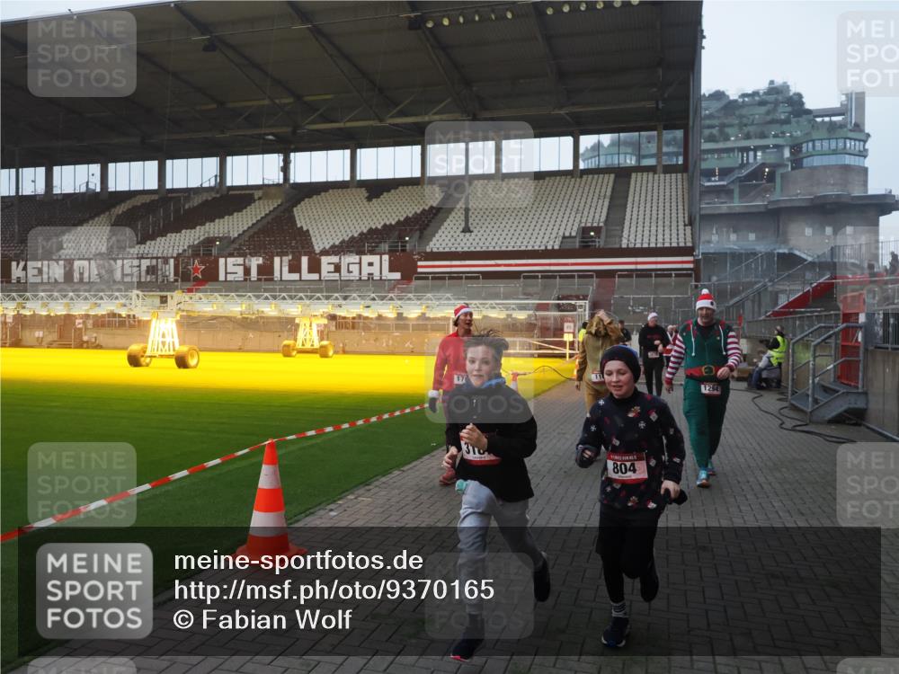 07.12.2025 - St. Pauli X-Mass-Run No. 15 Fabian Wolf http://msf.ph/oto/9370165 07.12.2025 10:01:32 Ziel 118, 393, 804, 1124, 1294, 1760, 3187, 3580, 3582, 3629, 3878 meine-sportfotos.de
