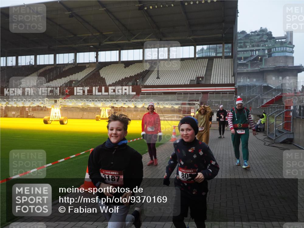 07.12.2025 - St. Pauli X-Mass-Run No. 15 Fabian Wolf http://msf.ph/oto/9370169 07.12.2025 10:01:32 Ziel 118, 393, 804, 1124, 1294, 1760, 3187, 3580, 3582, 3629, 3878 meine-sportfotos.de