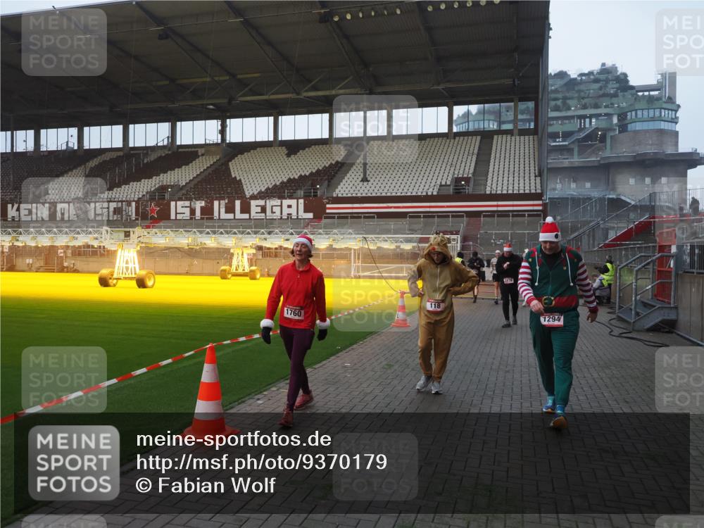 07.12.2025 - St. Pauli X-Mass-Run No. 15 Fabian Wolf http://msf.ph/oto/9370179 07.12.2025 10:01:33 Ziel 118, 393, 804, 1124, 1294, 1724, 1760, 3187, 3580, 3582, 3629, 3878 meine-sportfotos.de