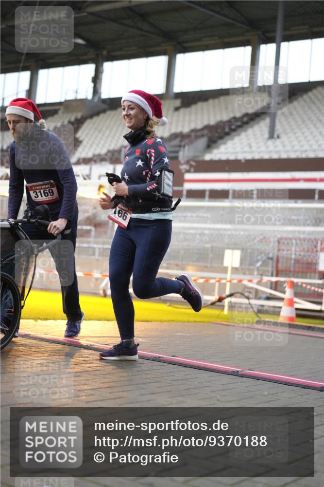 07.12.2025 - St. Pauli X-Mass-Run No. 15 Patografie http://msf.ph/oto/9370188 07.12.2025 11:33:17 Ziel 56, 73, 142, 181, 349, 2005, 2016, 2612, 2613, 2614, 2620, 3039, 3041, 3166, 3169 meine-sportfotos.de