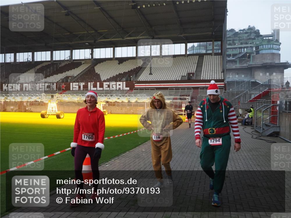 07.12.2025 - St. Pauli X-Mass-Run No. 15 Fabian Wolf http://msf.ph/oto/9370193 07.12.2025 10:01:35 Ziel 118, 393, 804, 1124, 1294, 1724, 1760, 1859, 3187, 3580, 3582, 3629, 3878 meine-sportfotos.de