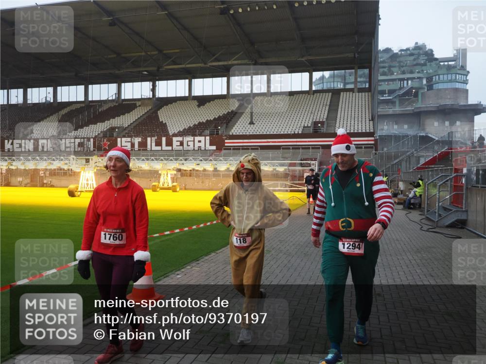 07.12.2025 - St. Pauli X-Mass-Run No. 15 Fabian Wolf http://msf.ph/oto/9370197 07.12.2025 10:01:35 Ziel 118, 393, 804, 1124, 1294, 1724, 1760, 1859, 3187, 3580, 3582, 3629, 3878 meine-sportfotos.de