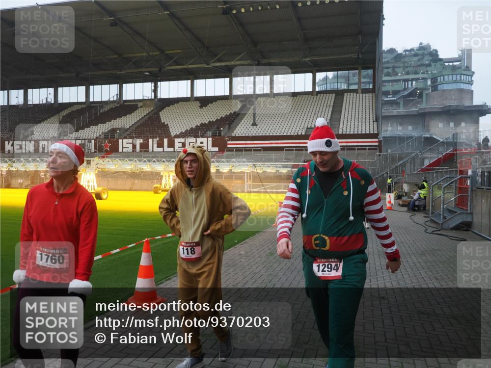 07.12.2025 - St. Pauli X-Mass-Run No. 15 Fabian Wolf http://msf.ph/oto/9370203 07.12.2025 10:01:36 Ziel 118, 393, 804, 1124, 1294, 1724, 1760, 1859, 2681, 3187, 3580, 3582, 3629, 3878 meine-sportfotos.de