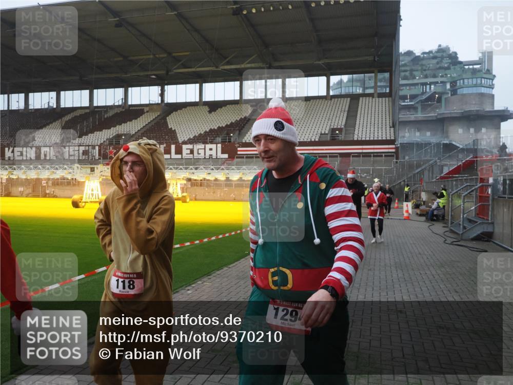 07.12.2025 - St. Pauli X-Mass-Run No. 15 Fabian Wolf http://msf.ph/oto/9370210 07.12.2025 10:01:36 Ziel 118, 393, 804, 1124, 1294, 1724, 1760, 1859, 2681, 3187, 3580, 3582, 3629, 3878 meine-sportfotos.de