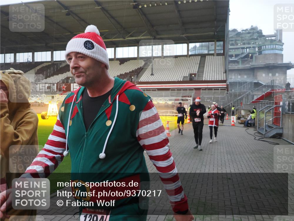 07.12.2025 - St. Pauli X-Mass-Run No. 15 Fabian Wolf http://msf.ph/oto/9370217 07.12.2025 10:01:37 Ziel 118, 393, 804, 1124, 1294, 1724, 1760, 1859, 2167, 2681, 3187, 3580, 3582, 3629, 3878 meine-sportfotos.de