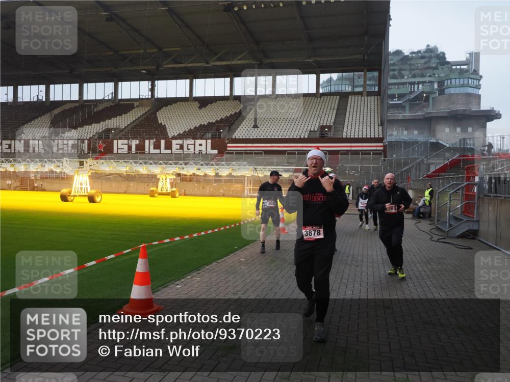 07.12.2025 - St. Pauli X-Mass-Run No. 15 Fabian Wolf http://msf.ph/oto/9370223 07.12.2025 10:01:41 Ziel 118, 393, 804, 959, 1294, 1724, 1760, 1859, 2167, 2681, 3187, 3580, 3582, 3629, 3878 meine-sportfotos.de