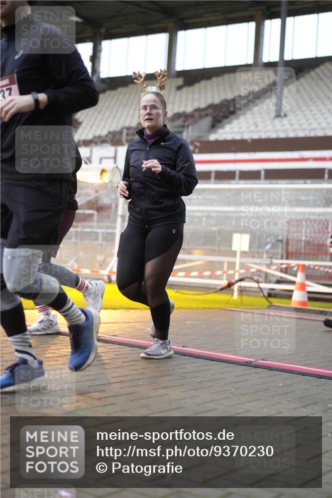 07.12.2025 - St. Pauli X-Mass-Run No. 15 Patografie http://msf.ph/oto/9370230 07.12.2025 11:33:43 Ziel 229, 239, 354, 378, 2056, 2219, 3253, 3601, 3737, 3740, 4649 meine-sportfotos.de