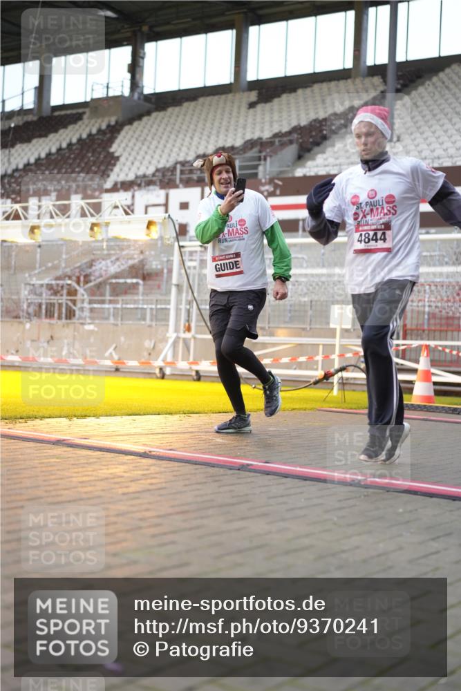07.12.2025 - St. Pauli X-Mass-Run No. 15 Patografie http://msf.ph/oto/9370241 07.12.2025 11:33:50 Ziel 229, 239, 2056, 2219, 3139, 3549, 3601, 3737, 3740, 4844 meine-sportfotos.de