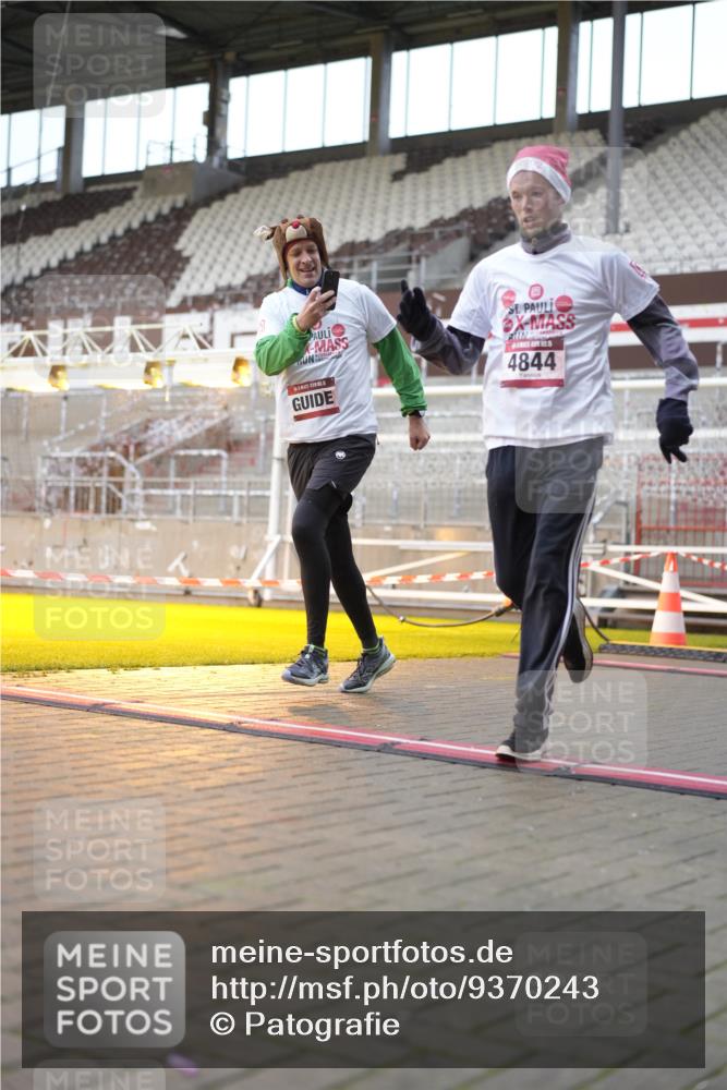 07.12.2025 - St. Pauli X-Mass-Run No. 15 Patografie http://msf.ph/oto/9370243 07.12.2025 11:33:50 Ziel 229, 239, 2056, 2219, 3139, 3549, 3601, 3737, 3740, 4844 meine-sportfotos.de