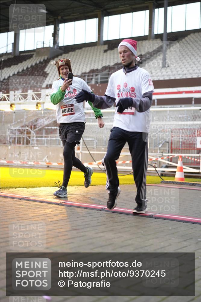 07.12.2025 - St. Pauli X-Mass-Run No. 15 Patografie http://msf.ph/oto/9370245 07.12.2025 11:33:50 Ziel 229, 239, 2056, 2219, 3139, 3549, 3601, 3737, 3740, 4844 meine-sportfotos.de