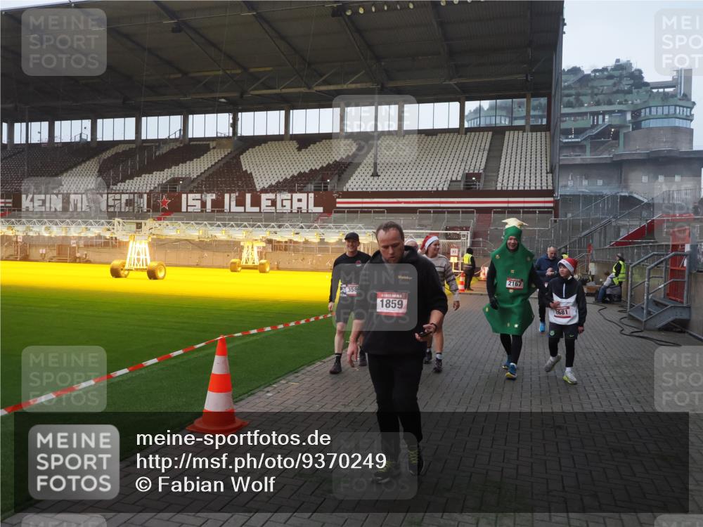 07.12.2025 - St. Pauli X-Mass-Run No. 15 Fabian Wolf http://msf.ph/oto/9370249 07.12.2025 10:01:47 Ziel 804, 959, 1724, 1859, 2167, 2681, 3580, 3582, 3629, 3878 meine-sportfotos.de
