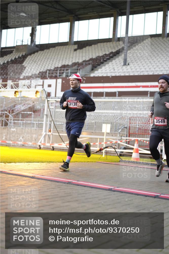 07.12.2025 - St. Pauli X-Mass-Run No. 15 Patografie http://msf.ph/oto/9370250 07.12.2025 11:33:54 Ziel 229, 239, 2056, 2219, 3139, 3549, 3601, 3737, 3740, 4844 meine-sportfotos.de