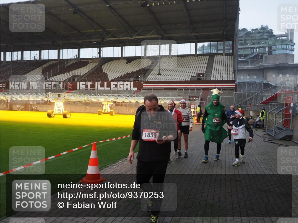 07.12.2025 - St. Pauli X-Mass-Run No. 15 Fabian Wolf http://msf.ph/oto/9370253 07.12.2025 10:01:47 Ziel 804, 959, 1724, 1859, 2167, 2681, 3580, 3582, 3629, 3878 meine-sportfotos.de