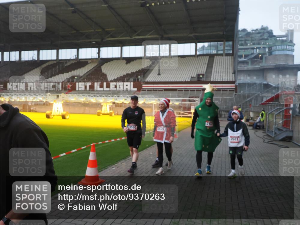 07.12.2025 - St. Pauli X-Mass-Run No. 15 Fabian Wolf http://msf.ph/oto/9370263 07.12.2025 10:01:48 Ziel 959, 1724, 1859, 2167, 2681, 3580, 3582, 3629 meine-sportfotos.de
