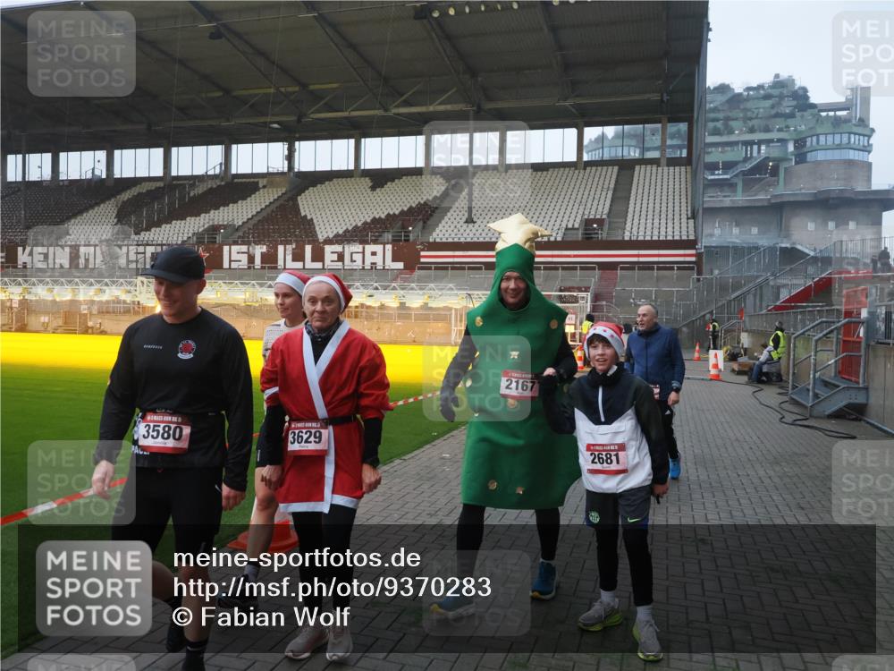 07.12.2025 - St. Pauli X-Mass-Run No. 15 Fabian Wolf http://msf.ph/oto/9370283 07.12.2025 10:01:51 Ziel 959, 1724, 1859, 2167, 2681, 3580, 3582, 3629 meine-sportfotos.de