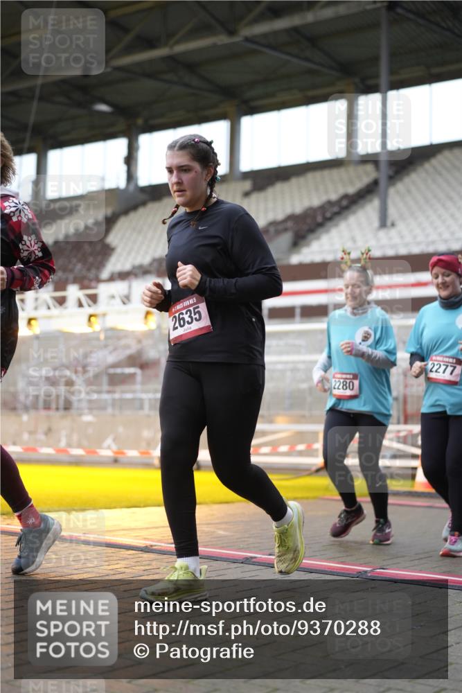 07.12.2025 - St. Pauli X-Mass-Run No. 15 Patografie http://msf.ph/oto/9370288 07.12.2025 11:34:12 Ziel 820, 825, 864, 869, 871, 1001, 1710, 1908, 2277, 2280, 2635, 3387, 3448 meine-sportfotos.de