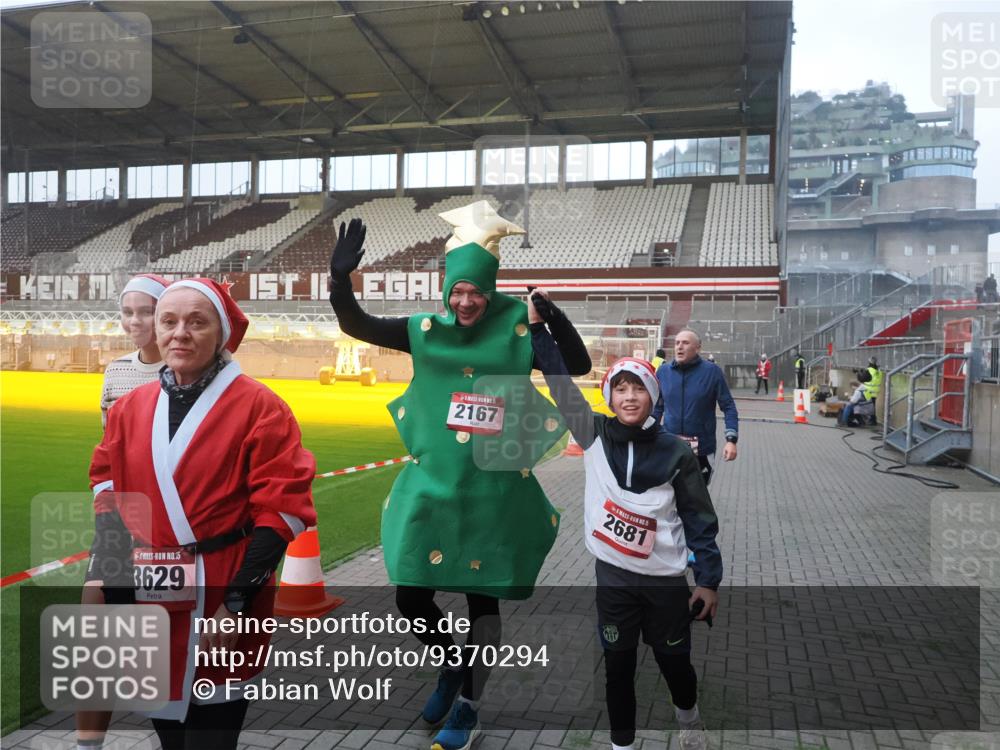 07.12.2025 - St. Pauli X-Mass-Run No. 15 Fabian Wolf http://msf.ph/oto/9370294 07.12.2025 10:01:52 Ziel 959, 1724, 1859, 2167, 2681 meine-sportfotos.de
