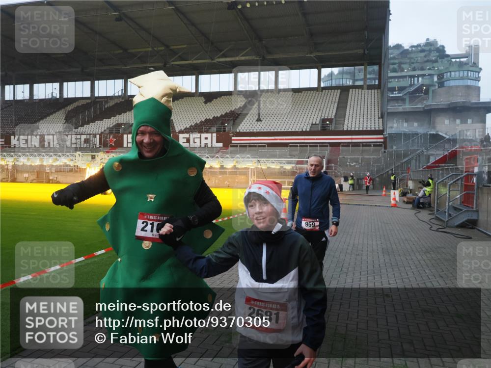 07.12.2025 - St. Pauli X-Mass-Run No. 15 Fabian Wolf http://msf.ph/oto/9370305 07.12.2025 10:01:53 Ziel 959, 1724, 1859, 2167, 2681 meine-sportfotos.de