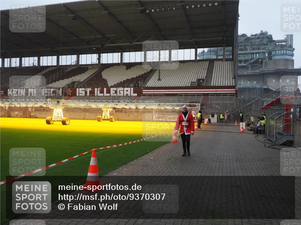 07.12.2025 - St. Pauli X-Mass-Run No. 15 Fabian Wolf http://msf.ph/oto/9370307 07.12.2025 10:02:04 Ziel 2472 meine-sportfotos.de