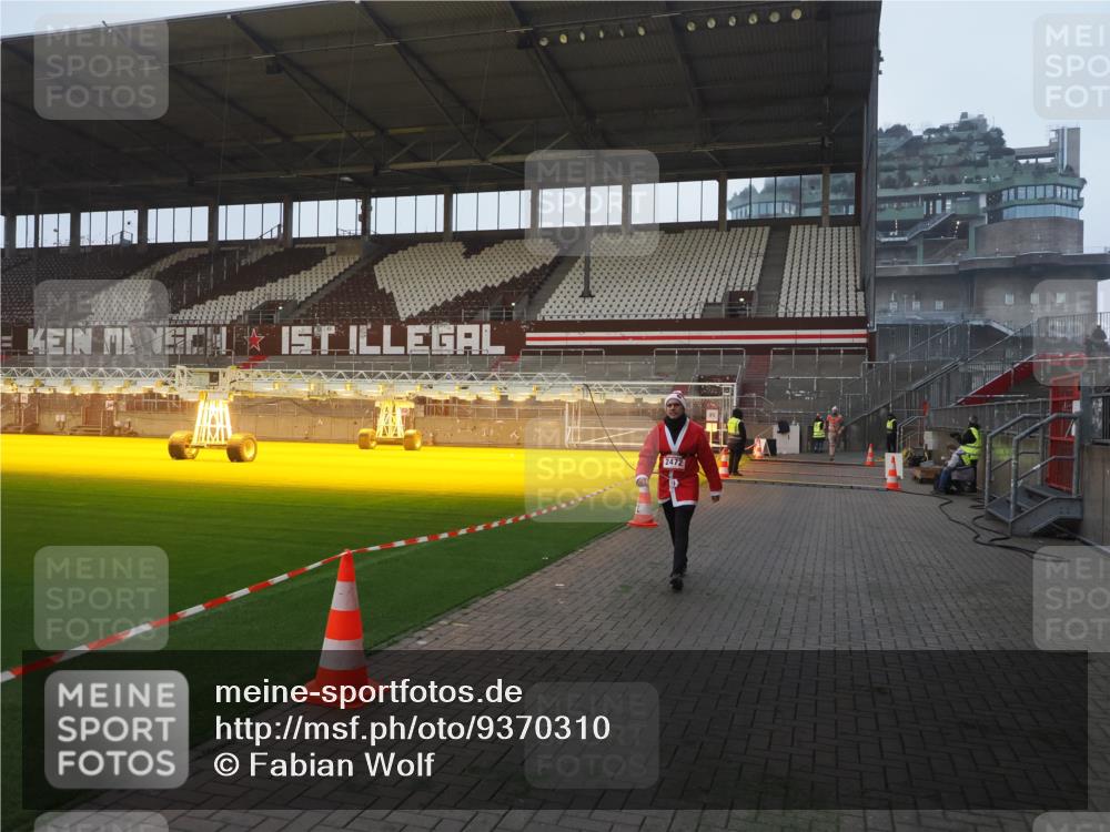 07.12.2025 - St. Pauli X-Mass-Run No. 15 Fabian Wolf http://msf.ph/oto/9370310 07.12.2025 10:02:04 Ziel 2472 meine-sportfotos.de