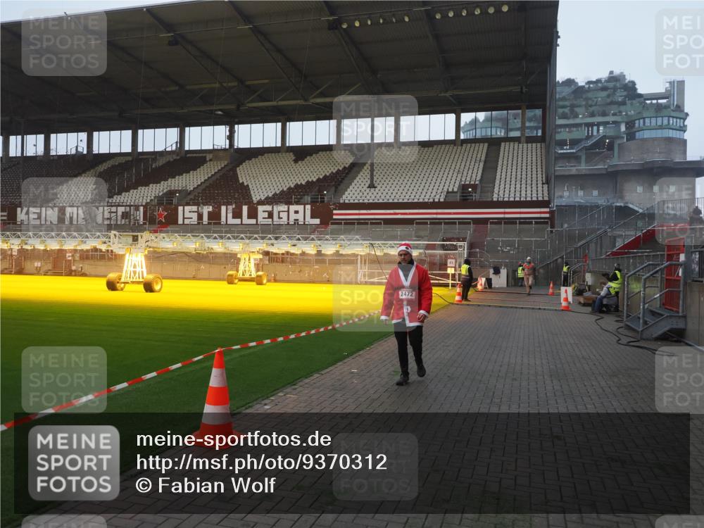 07.12.2025 - St. Pauli X-Mass-Run No. 15 Fabian Wolf http://msf.ph/oto/9370312 07.12.2025 10:02:05 Ziel 2472 meine-sportfotos.de