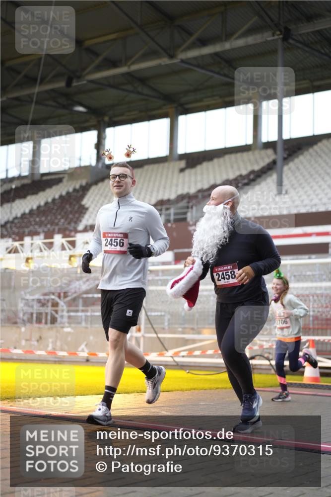 07.12.2025 - St. Pauli X-Mass-Run No. 15 Patografie http://msf.ph/oto/9370315 07.12.2025 11:34:37 Ziel 704, 782, 2456, 2458, 2704, 2706 meine-sportfotos.de