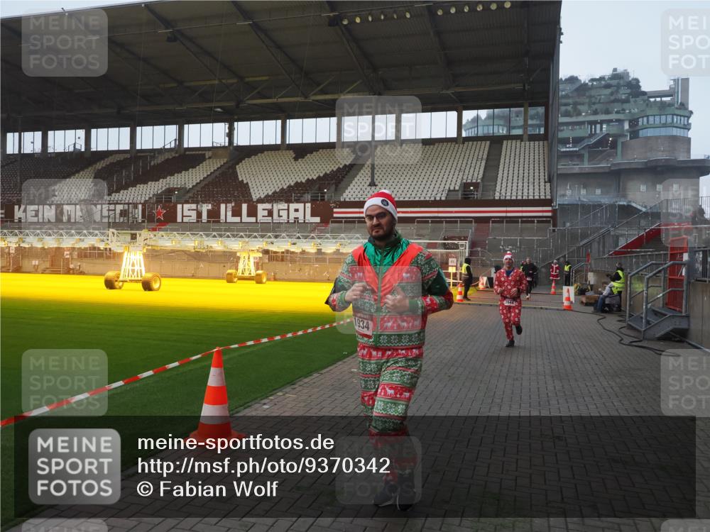 07.12.2025 - St. Pauli X-Mass-Run No. 15 Fabian Wolf http://msf.ph/oto/9370342 07.12.2025 10:02:13 Ziel 1934, 2472, 2923, 3944 meine-sportfotos.de