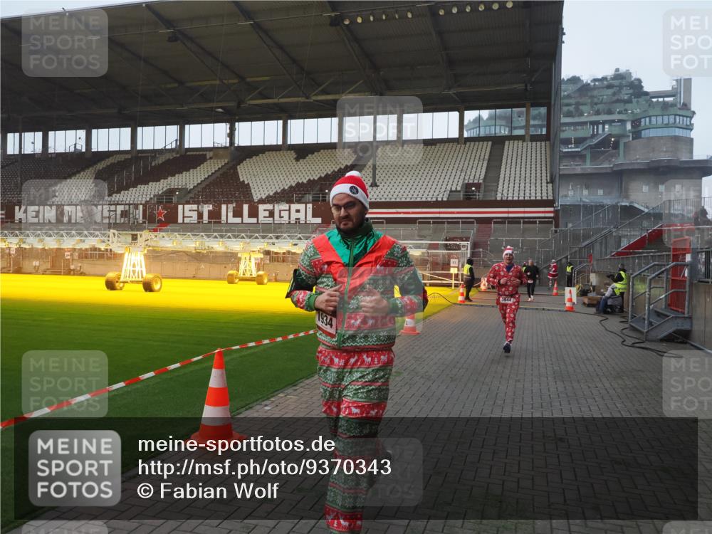 07.12.2025 - St. Pauli X-Mass-Run No. 15 Fabian Wolf http://msf.ph/oto/9370343 07.12.2025 10:02:13 Ziel 1934, 2472, 2923, 3944 meine-sportfotos.de