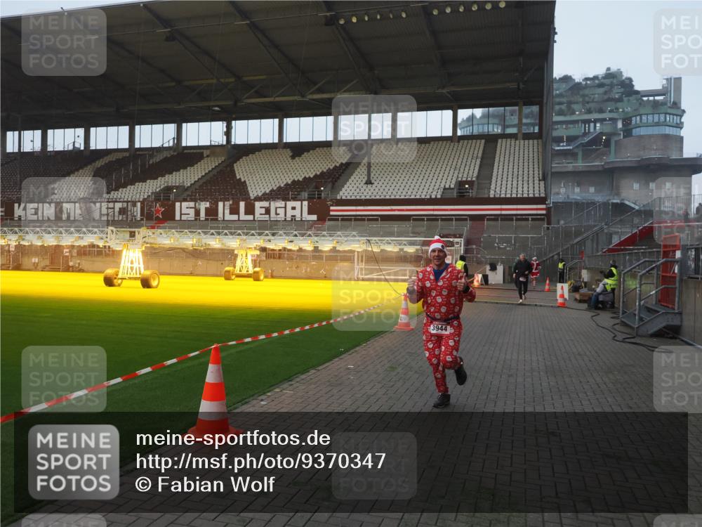 07.12.2025 - St. Pauli X-Mass-Run No. 15 Fabian Wolf http://msf.ph/oto/9370347 07.12.2025 10:02:14 Ziel 1934, 2472, 2923, 3944 meine-sportfotos.de